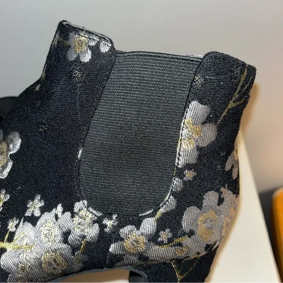NWT/NIB Anne Klein Akgorgia slip on ankle boots size 7. Silver & gold flowers - Picture 9 of 14